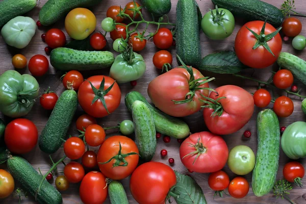 Frische Gurken und Tomaten, Draufsicht. dunkel und launisch. — Stockfoto