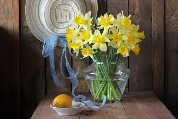 Stillleben mit Bouquet von gelber Narzisse und Zitrone. — Stockfoto