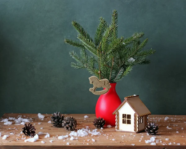 Noël nature morte avec branches de sapin dans un vase rouge . — Photo