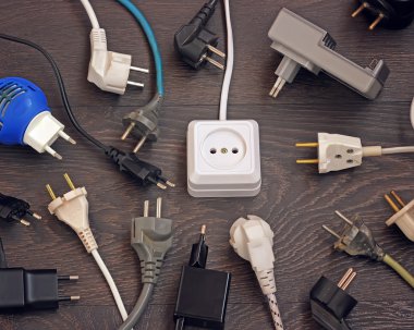 Güç çıkışı ve elektronik cihazlardan en iyi VI çoklu fişler