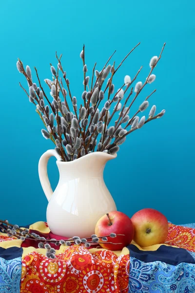 Still life with willow branches and apples. — Stock Photo, Image