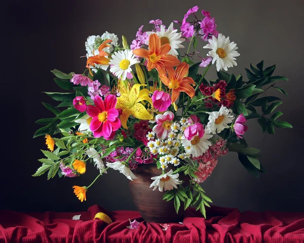 Still life Bahçe çiçek bir buket.