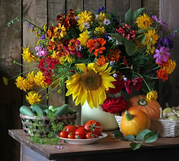 Stillleben mit Blumen und Gemüse im rustikalen Stil. — Stockfoto