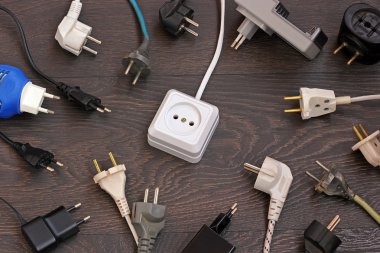 Elektronik cihazlardan gelen elektrik prizleri ve birden fazla fiş