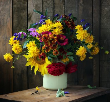 Ağustos ayında çiçek bir buket ile natürmort.