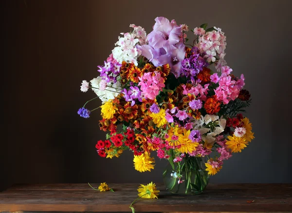 Stilleven met een boeket van tuin bloemen — Stockfoto