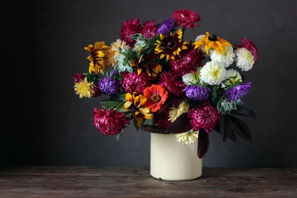 暗い背景に庭の花を持つ秋の静物. — ストック写真