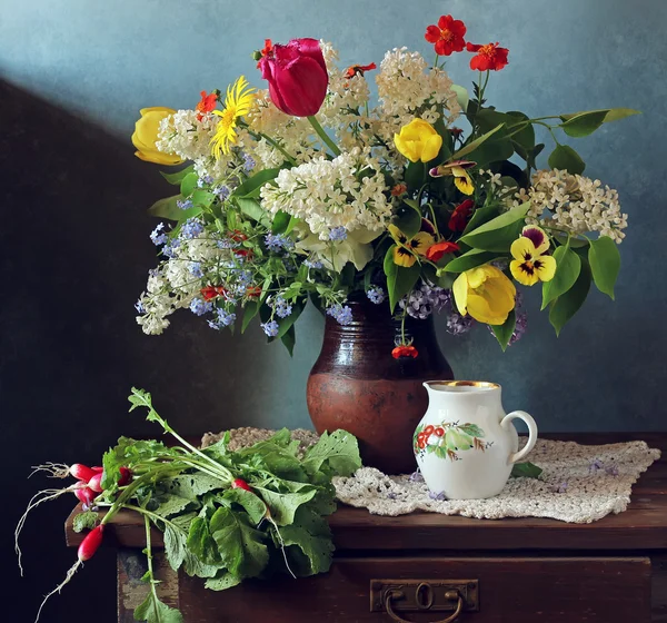 Natura morta di primavera in bouquet di stile rustico in un vaso di argilla . — Foto Stock