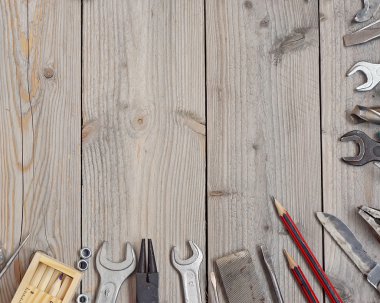 Bir ahşap zemin, üstten görünüm üzerinde araçları.