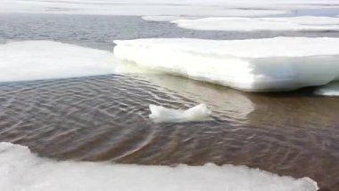 Bahar tatilinde nehirde buz kütlesi.