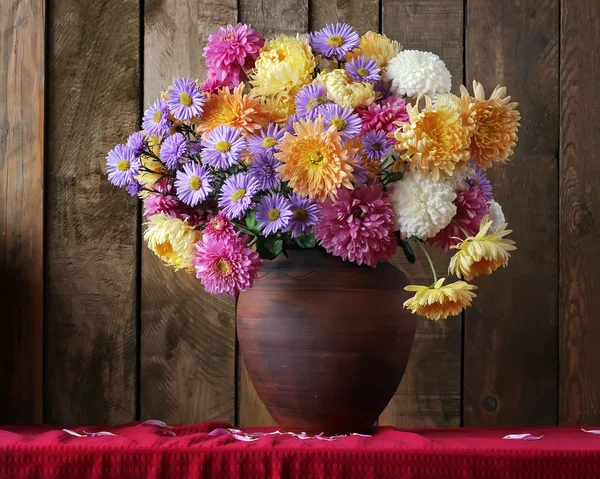 Herfst boeket met chrysanten in een kruik. — Stockfoto