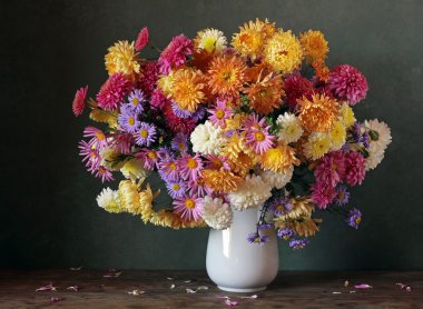 Bir sürahi Kasımpatı sonbahar buket.