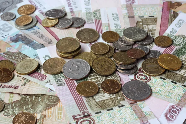 Papel moneda ruso y metal sobre mesa de madera —  Fotos de Stock