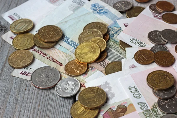 Papel moneda ruso y metal en la mesa . — Foto de Stock