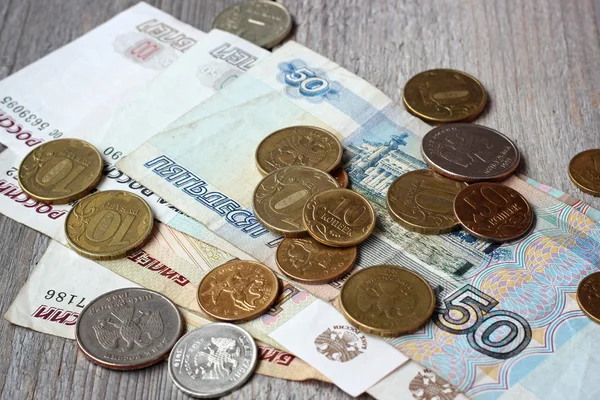 Ryska papper och metall pengar på bordet. — Stockfoto