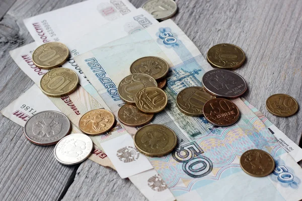 俄罗斯纸张和金属钱在桌上. — 图库照片