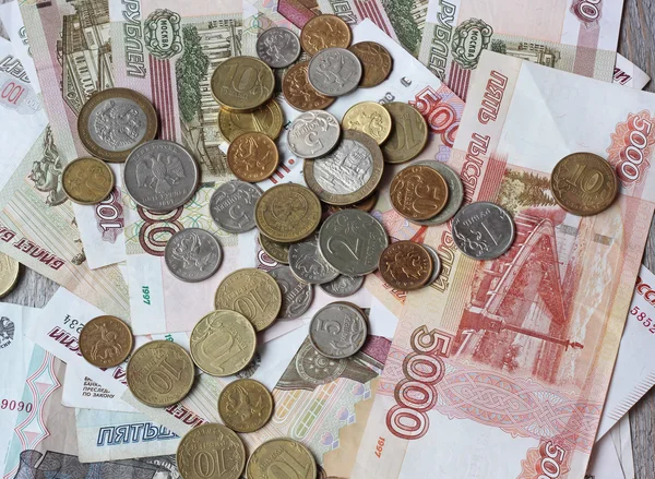 俄罗斯纸张和金属钱在桌上. — 图库照片