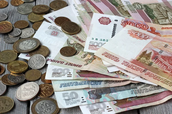 Papel russo e dinheiro de metal na mesa . — Fotografia de Stock