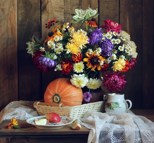 Podzimní zátiší v rustikálním stylu dýně a kytice — Stock fotografie