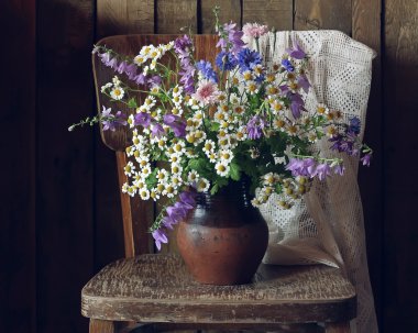 Rustik tarzda bir buket ile natürmort.