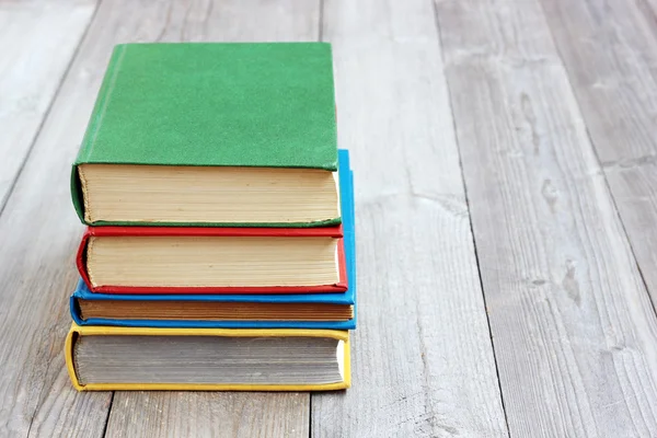 Четыре книги в цветной обложке на столе — стоковое фото
