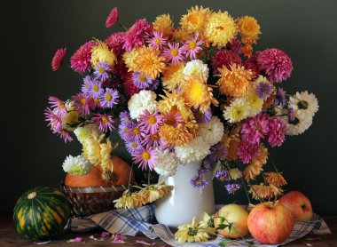 Krizantem, elma ve kabak ile Sonbahar natürmort bir 