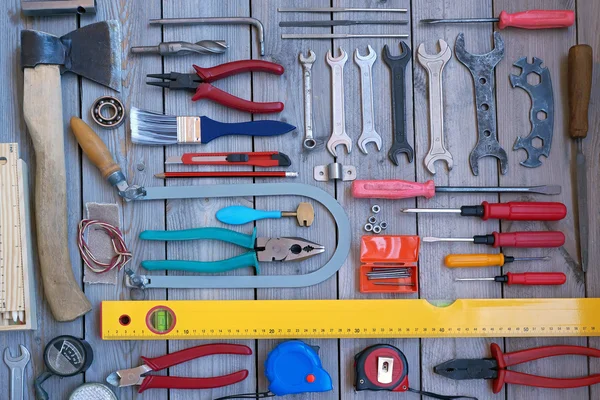 Bir ahşap zemin, üstten görünüm üzerinde araçları.