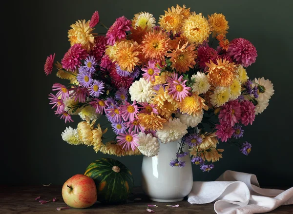 Nature morte d'automne avec un bouquet d'oeillets dans une cruche blanche — Photo