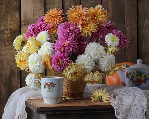 Herbst-Stillleben mit einem Strauß Chrysanthemen — Stockfoto