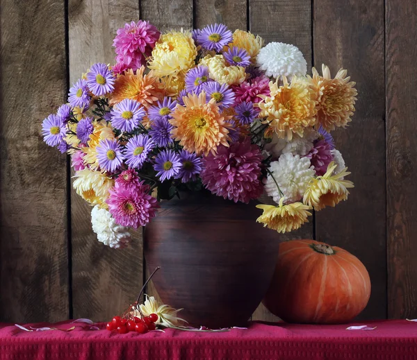 Autumn still life with a bouquet of chrysanthemums in an earthen — Stock Photo, Image