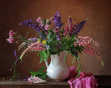 Lupine beyaz sürahi içinde buket.