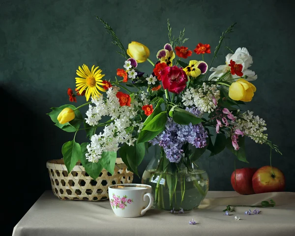 Bodegón con flores de primavera en una jarra de vidrio . —  Fotos de Stock