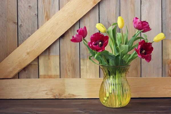 Still life with a bouquet of tulips in a vase. — Stock Photo, Image