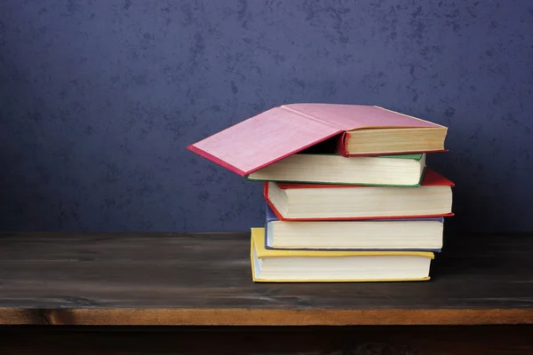 A stack of books on the table. An open book. — Stock Photo, Image