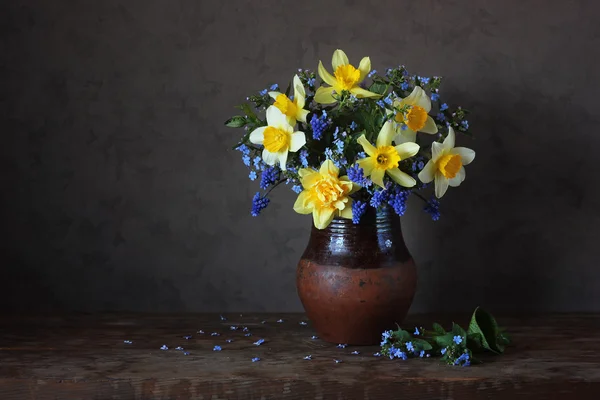 水仙に春の花束のある静物. — ストック写真