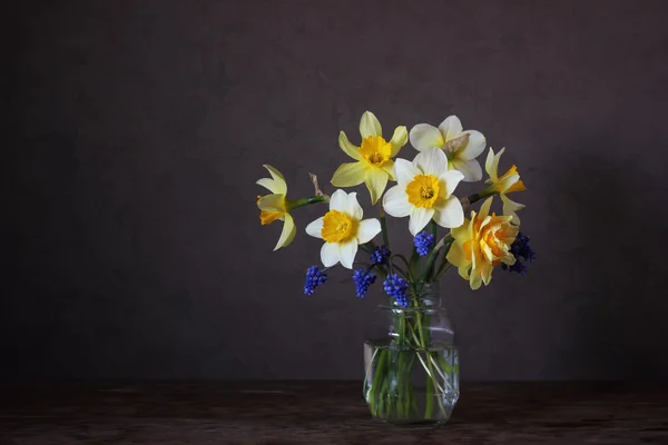 Still life with a spring bouquet with daffodils. — Stock Photo, Image