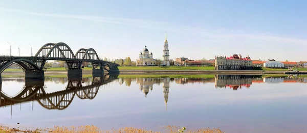 Panorama da cidade de Rybinsk. Ponte, Catedral, Museu . — Fotografia de Stock