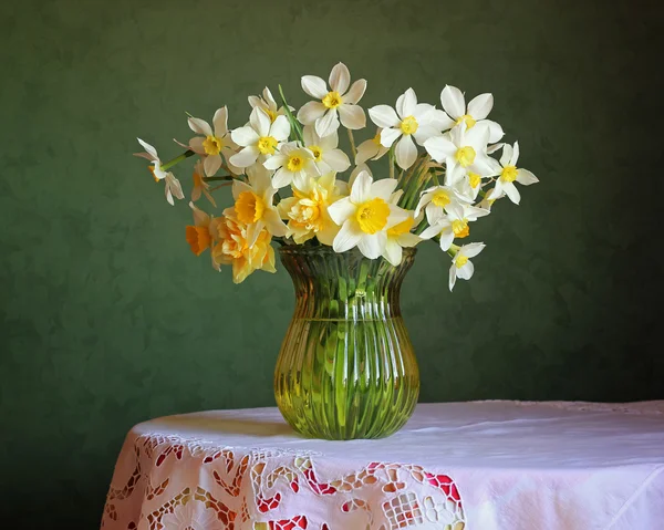 Nature morte con un bouquet di narcisi . — Foto Stock