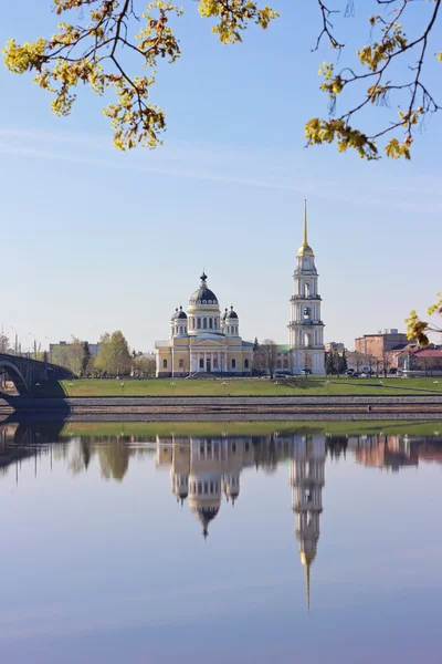 A Catedral na cidade de Rybinsk no rio Volga com ref — Fotografia de Stock