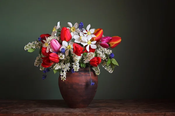 Stillleben mit einem Frühlingsstrauß im Tongefäß. — Stockfoto