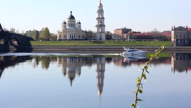 Barco blanco navegando por el río Volga en la ciudad de Rybinsk por la Catedral . — Vídeo de stock