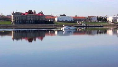 Beyaz tekne Rybinsk şehir içinde Volga nehrinde yelken.