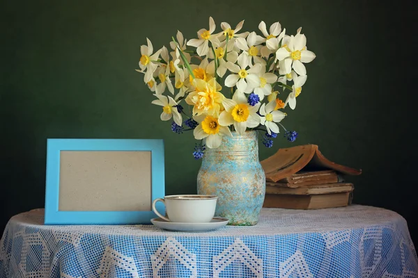 Retro still life with a bouquet of daffodils on a green backgrou — Stock Photo, Image