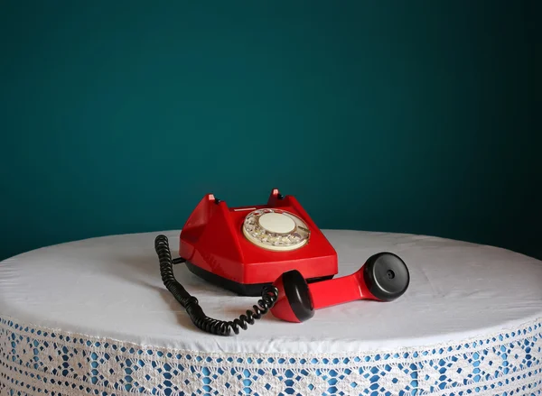 Merah retro rotary telepon di meja bundar . — Stok Foto