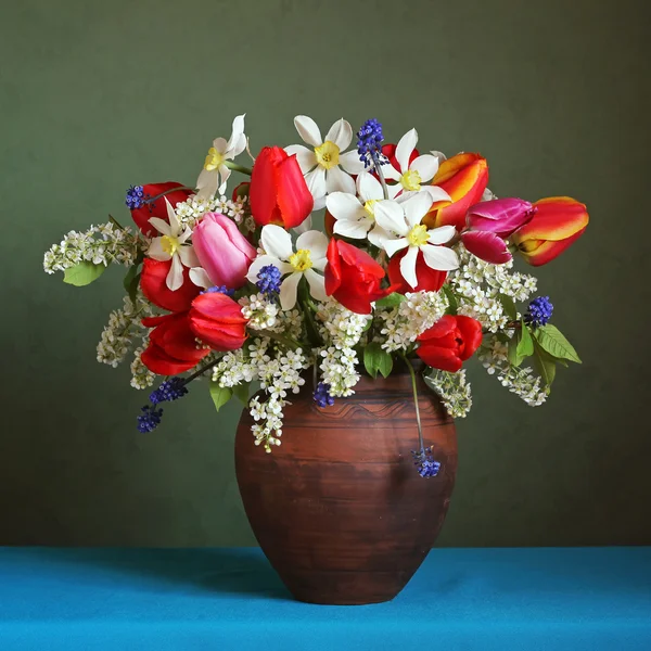 Bodegón con un ramo de primavera . —  Fotos de Stock