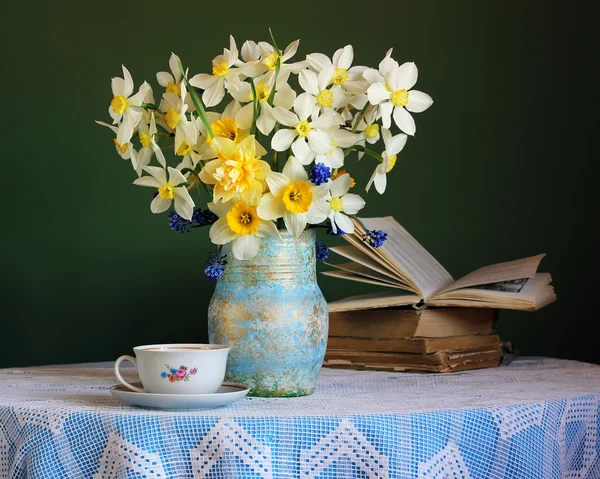 Retro ainda vida com narcisos e uma taça . — Fotografia de Stock