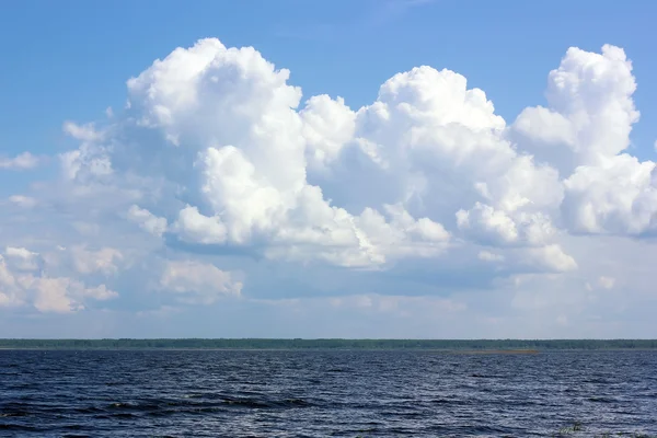 Mar e céu com nuvens. — Fotografia de Stock