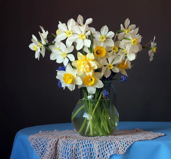 Narcissus bouquet on a dark background. — Stock Photo, Image