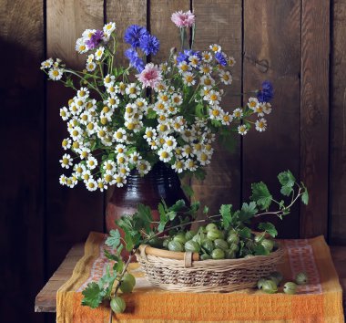 Natürmort buket ve bektaşi üzümü bir rustik tarzda.