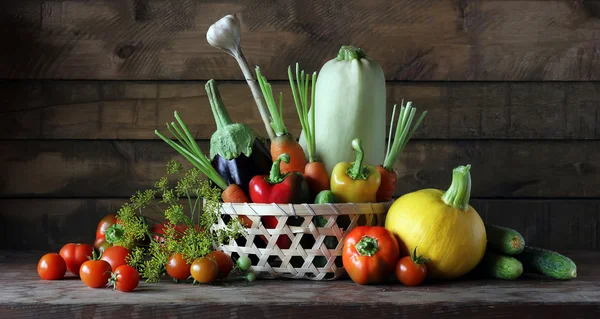 Verse groenten in de mand, stilleven in rustieke stijl. — Stockfoto